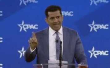 Apresentador de um dos maiores podcasts dos EUA detona Moraes em evento internacional