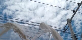 Celesc alerta para risco de telas e materiais de obras sobre a rede elétrica após ocorrências no Litoral Norte
